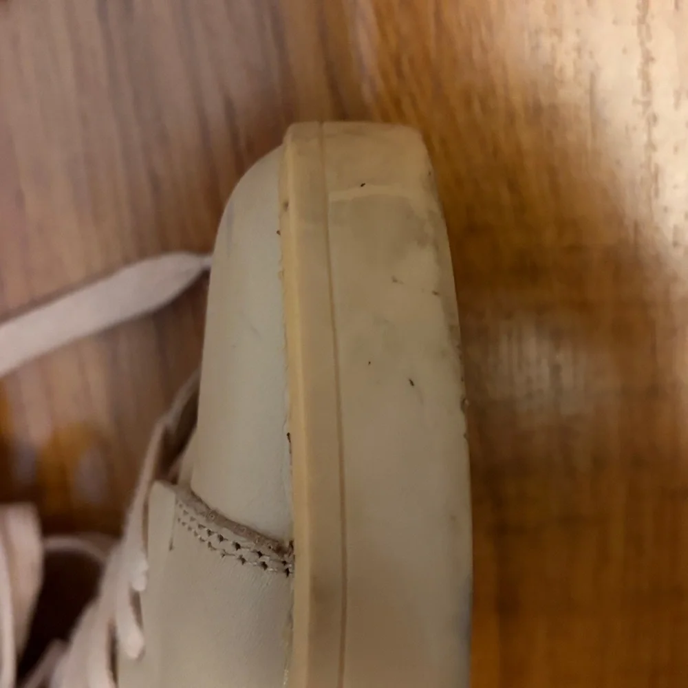 Calvin Klein Women's Classic Minimalist Casual Beige Leather Sneakers, size‎ 6